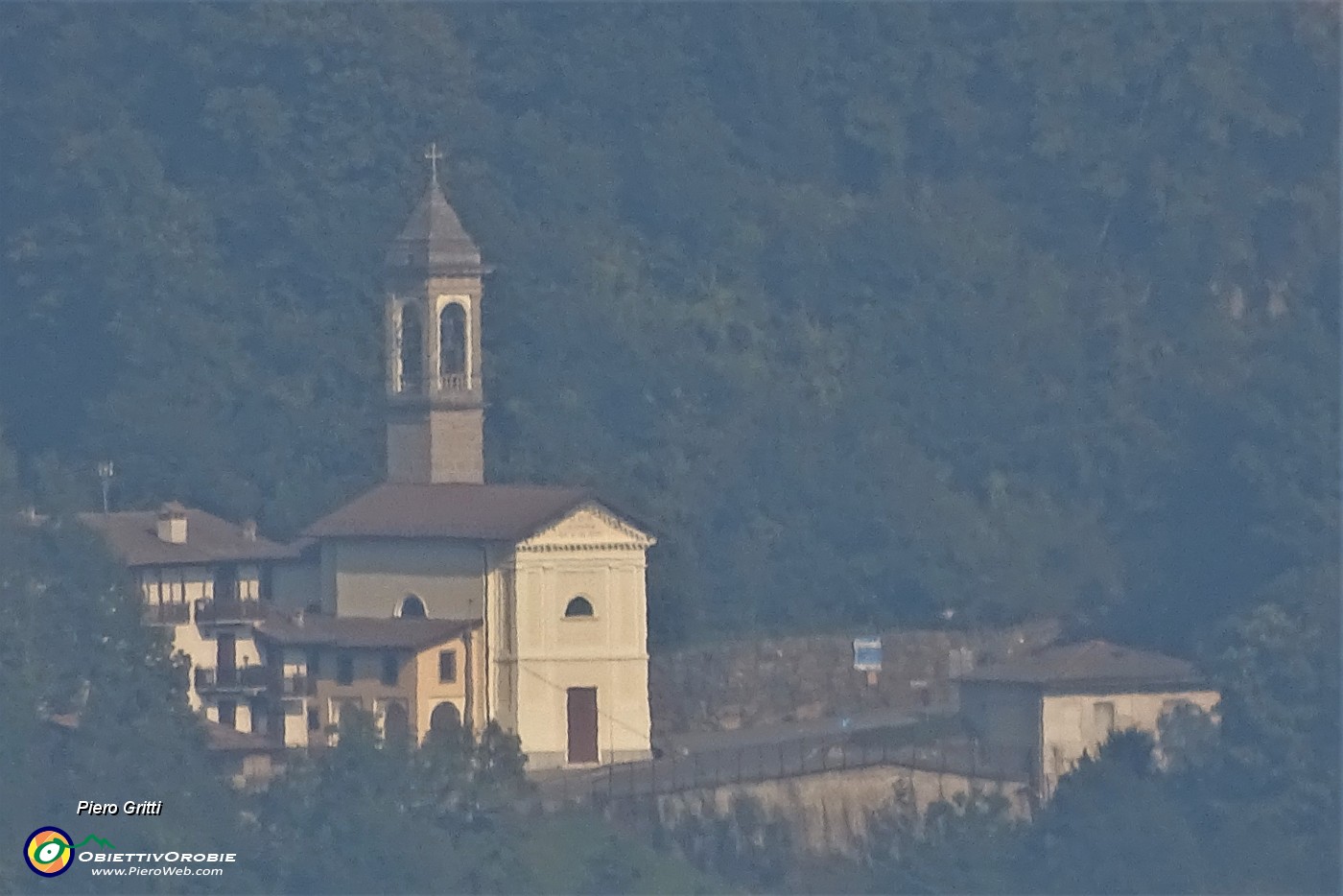 43 Maxi zoom sul santuario Madonna della neve di Costa Serina, punto di partenza per il MOnte Suchello.JPG